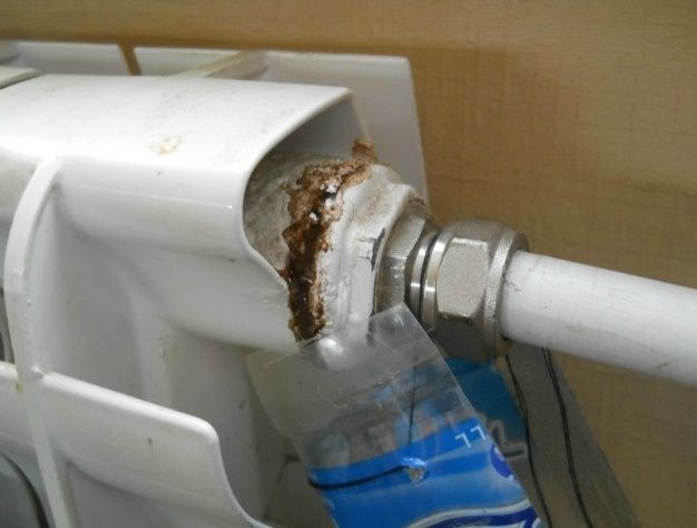 Чем заделать дырку в батарее отопления