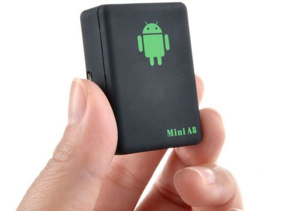 GPS трекер Mini A8 в руке