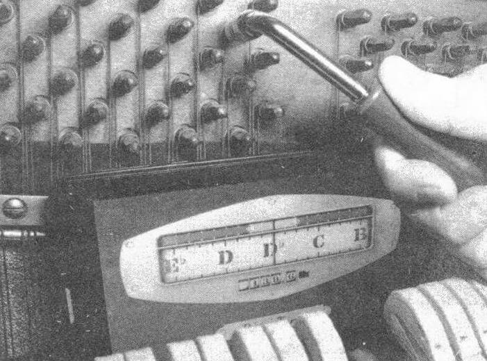 Инструменты для восстановления строя пианино: специальный ключ-головка и приложение-камертон