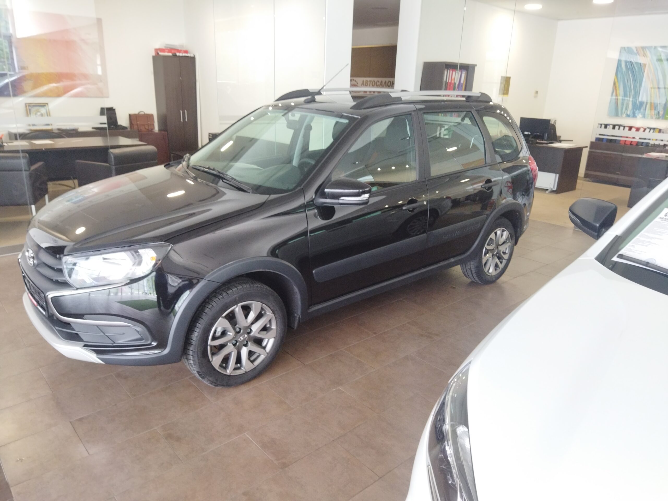LADA GRANTA CROSS Универсал 1.6 л 8-кл. (90 л.с.), 5МТ, Comfort Light, Черный. 2023