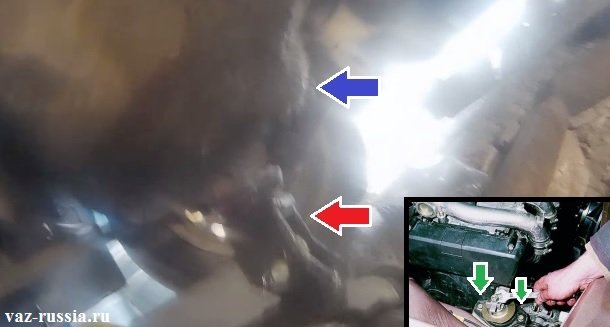 Поднятие домкратом двигателя у автомобиля за его картер и выкручивание гайки и болтов крепления правой подушки