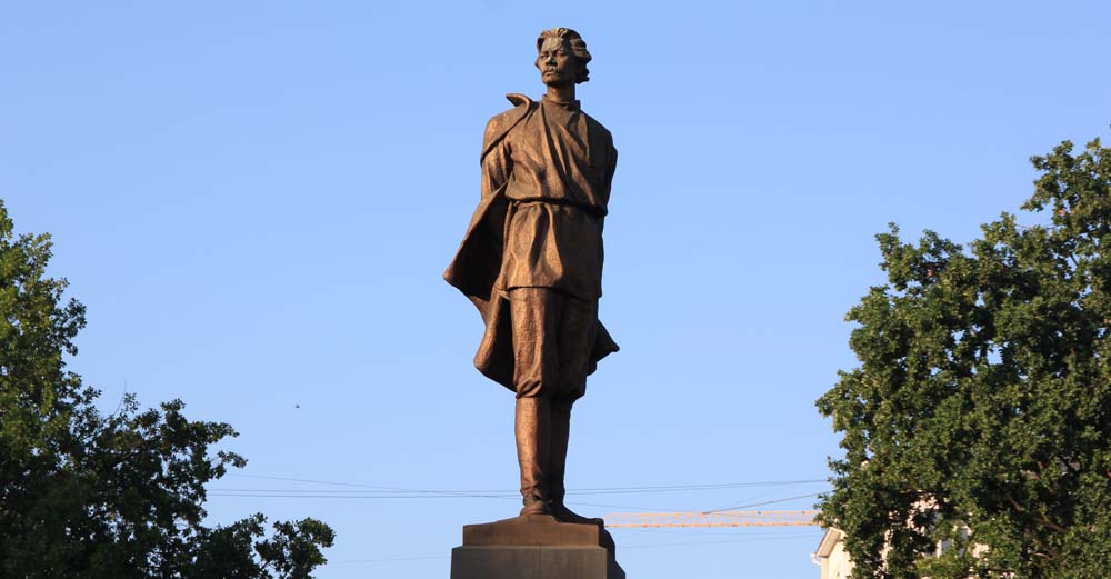 памятник Горькому