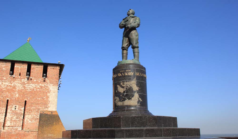 памятник Чкалову