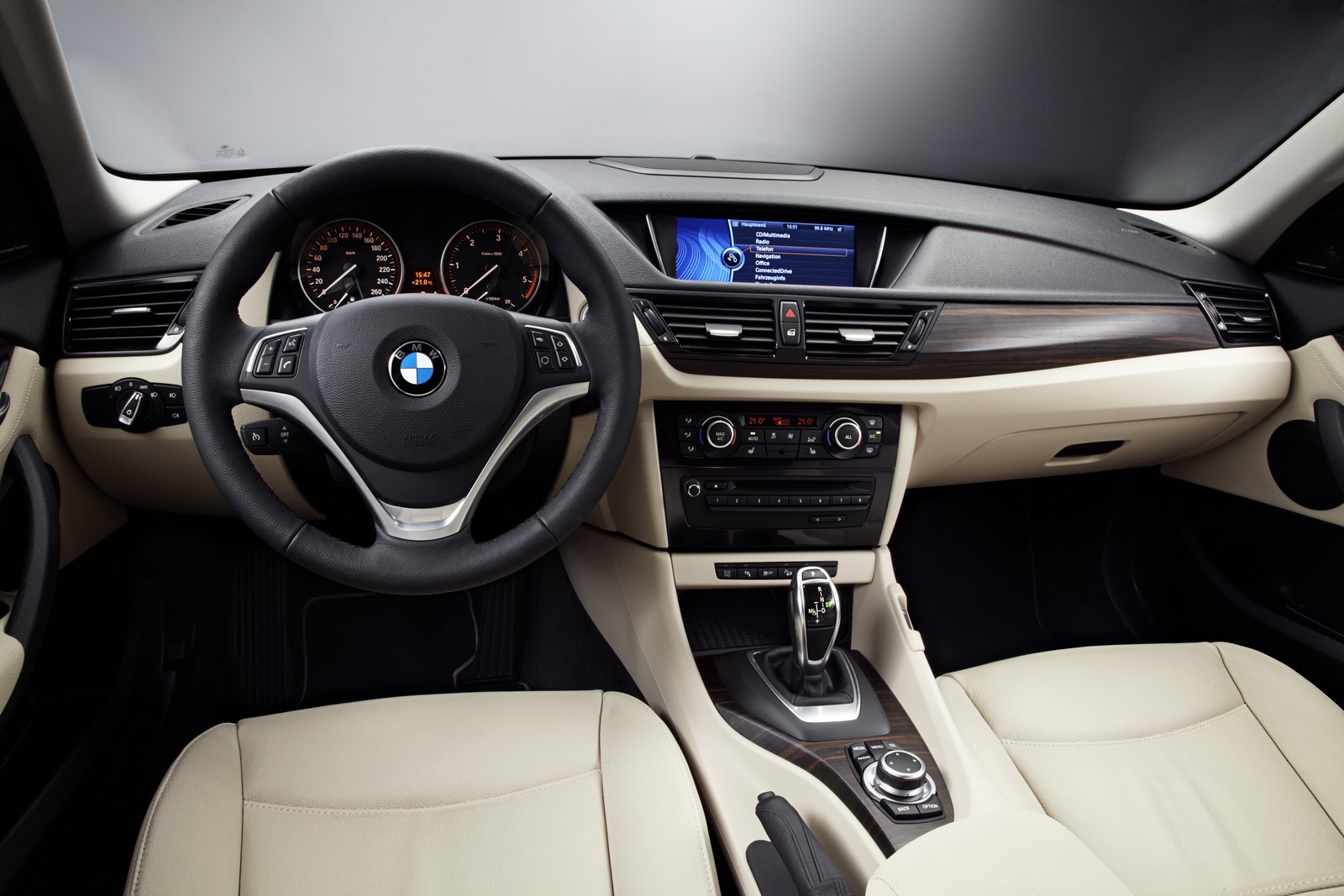 P90093312_highRes_the-new-bmw-x1-inter