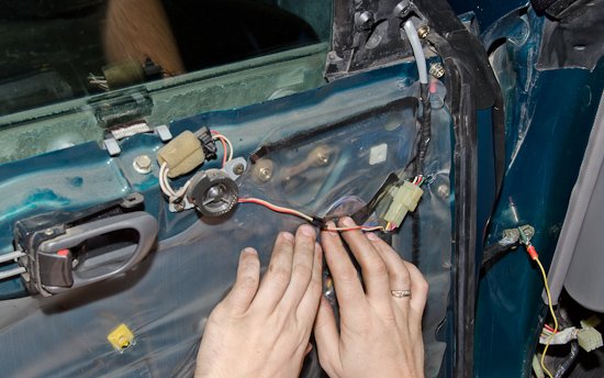 На фото - установка механизма обогрева зеркал, localauto.ru