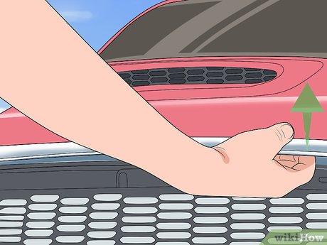 Изображение с названием Откройте капот на Mini Cooper Step 6