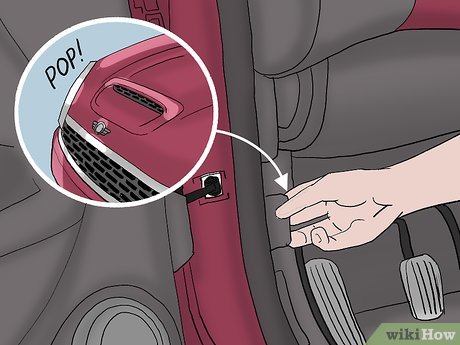 Изображение с названием Откройте капот на Mini Cooper Step 9